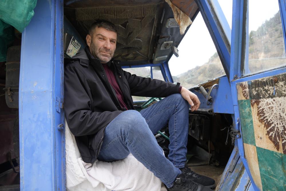 Evinin &ouml;n&uuml;nde odunluk olarak kullandığı kamyonu İstanbul&rsquo;da ceza yedi