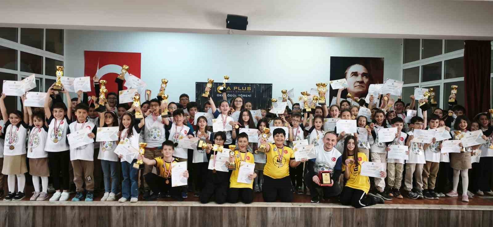 Merkezefendi&rsquo;nin gururu &ouml;ğrenciler zeka oyunlarında k&uuml;rs&uuml;ye &ccedil;ıktı
