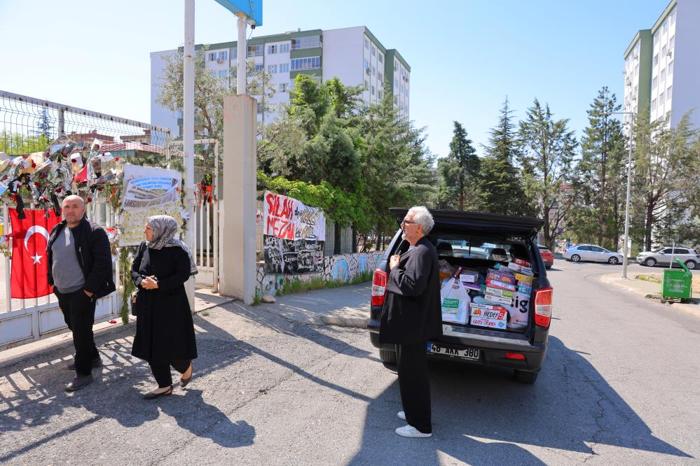 Okuldaki saldırıdan kurtulan &ouml;ğrenci annesiyle okula gelip eşyalarını aldı