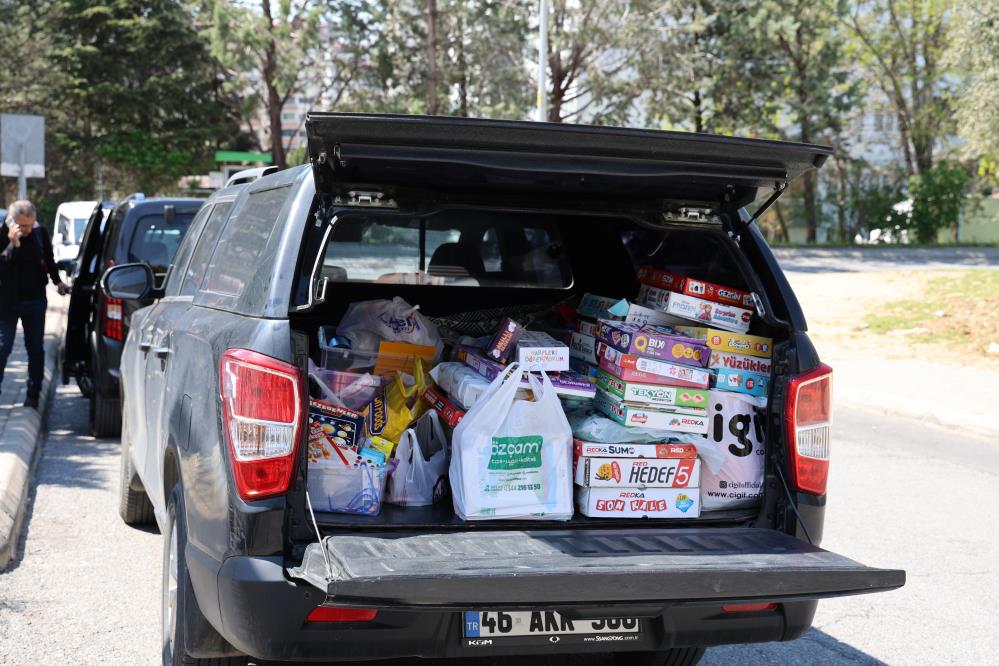 Okuldaki saldırıdan kurtulan &ouml;ğrenci annesiyle okula gelip eşyalarını aldı