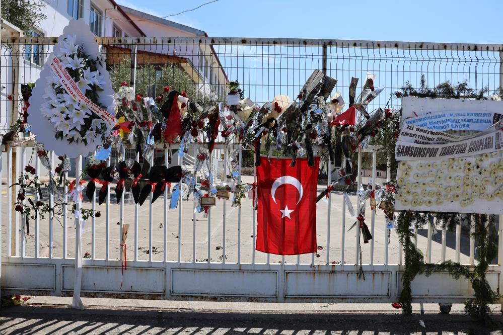 Okuldaki saldırıdan kurtulan &ouml;ğrenci annesiyle okula gelip eşyalarını aldı