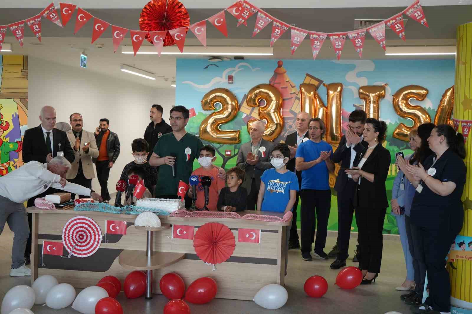 Hastanede 23 Nisan sevinci: Minik kahramanların y&uuml;z&uuml; g&uuml;ld&uuml;
