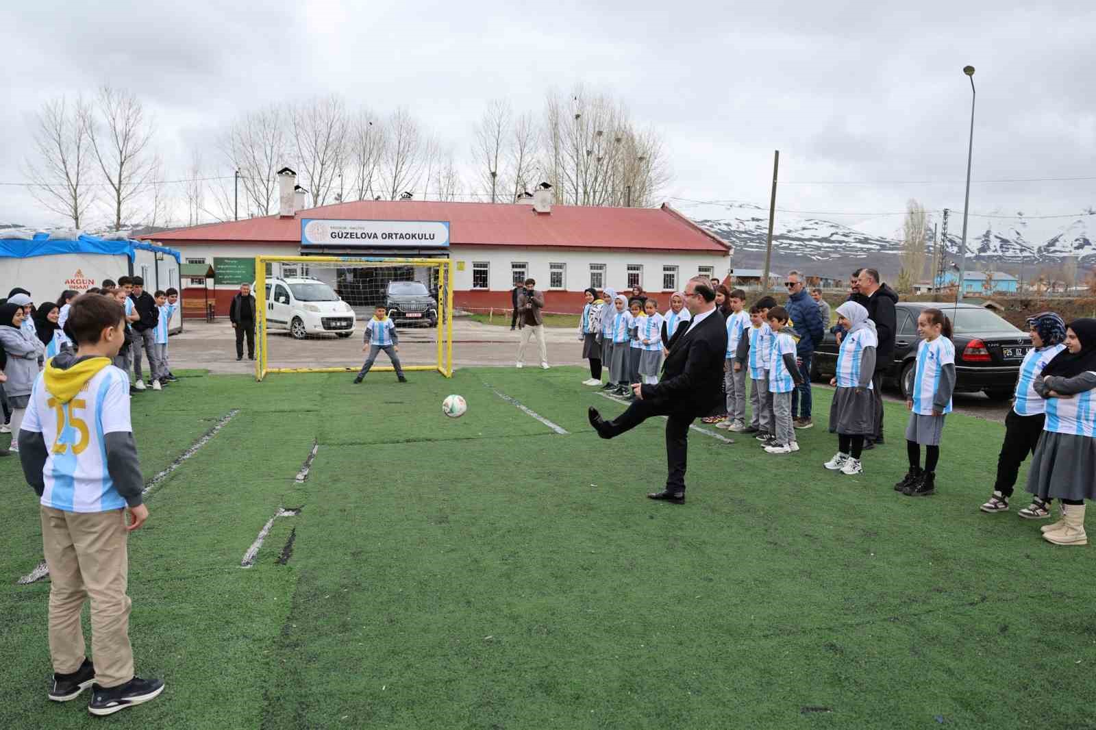 G&uuml;zelova&rsquo;da 23 Nisan coşkusu: Rekt&ouml;r Hacım&uuml;ft&uuml;oğlu, Minik y&uuml;reklerle bayram sevincini paylaştı
