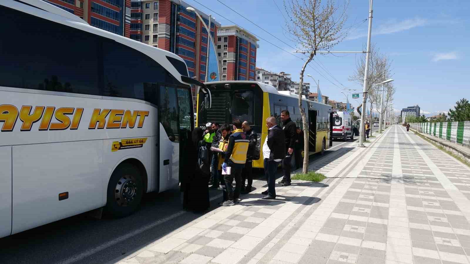 Malatya&rsquo;da iki otob&uuml;s &ccedil;arpıştı: 2 yaralı
