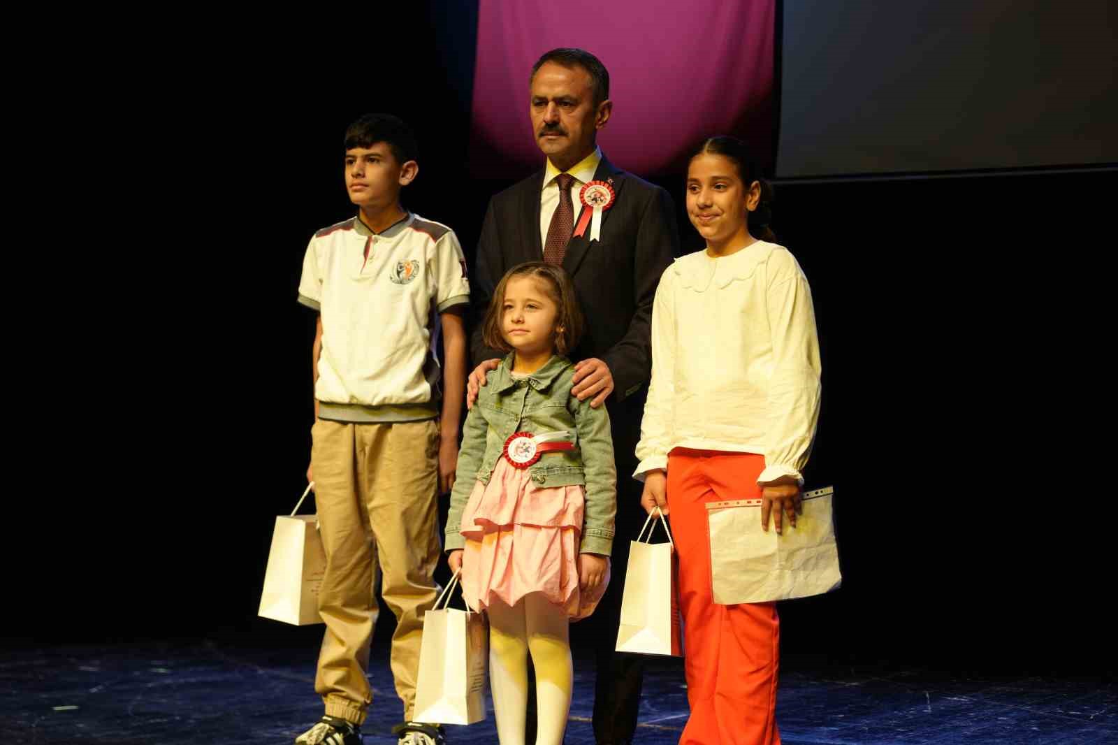 Milli eğitim m&uuml;d&uuml;r&uuml;nden ibretlik uyarı:
