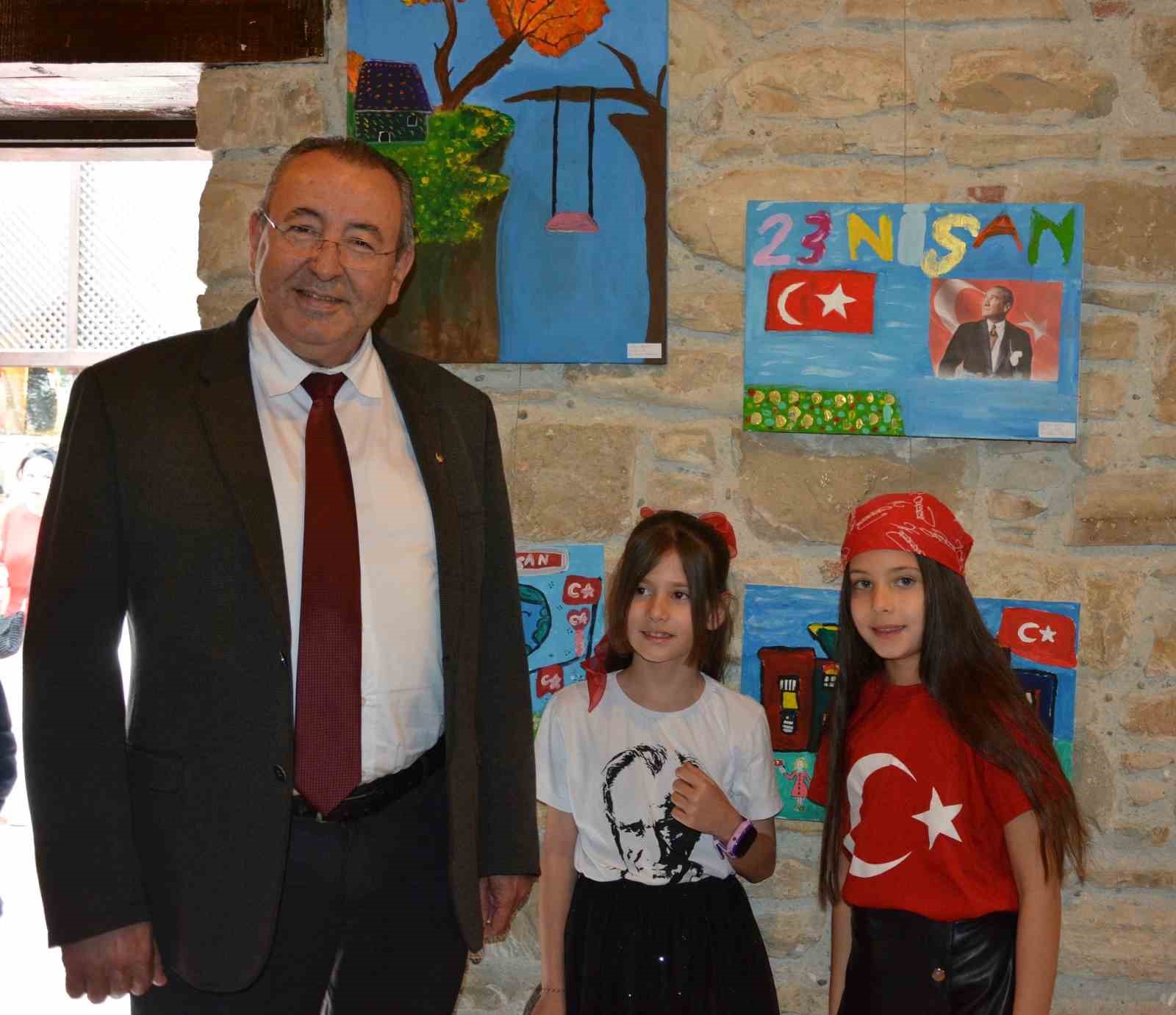 Kuşadası Ticaret Odası y&ouml;netimi 23 Nisan coşkusuna ortak oldu
