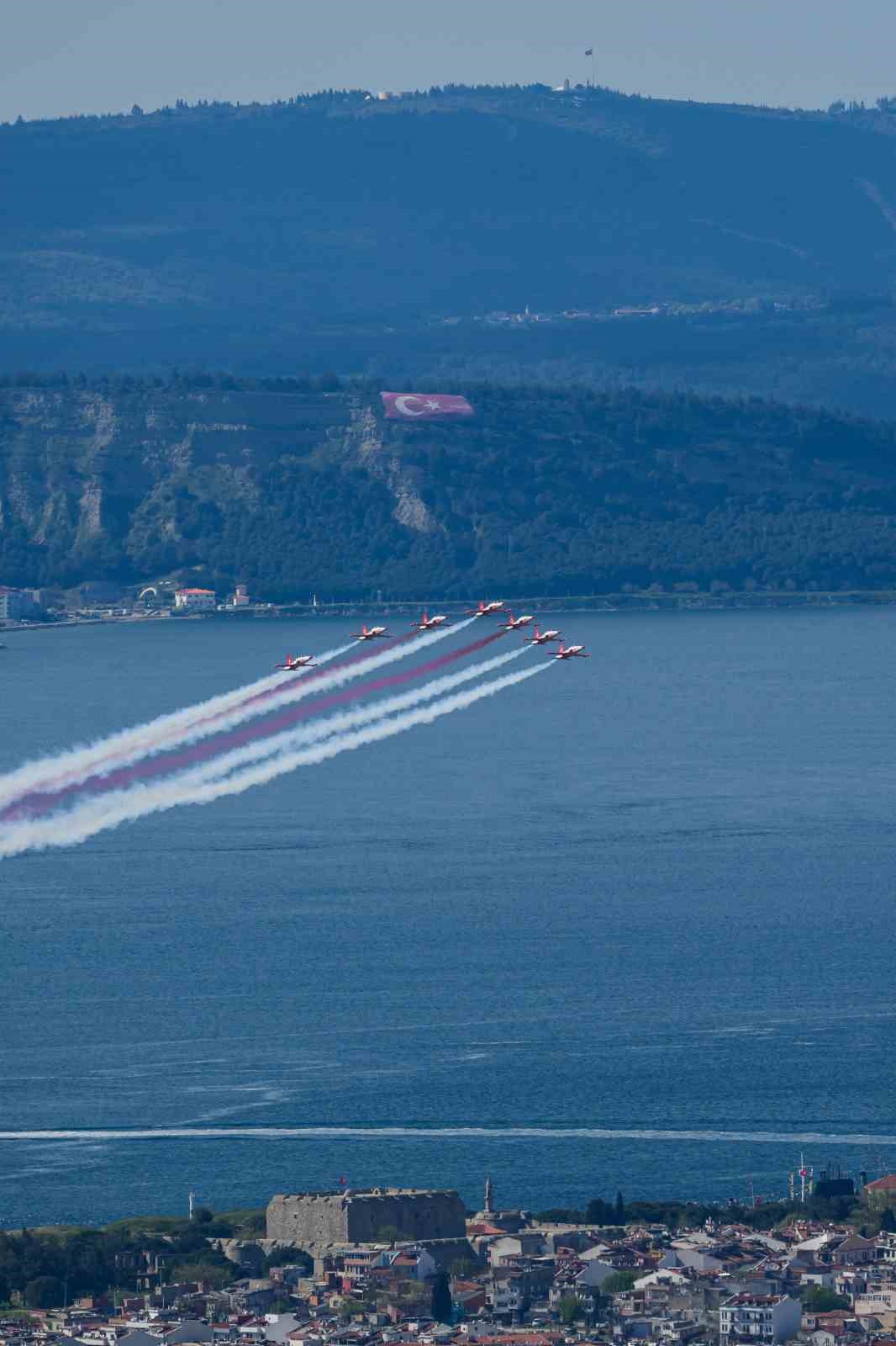 &lsquo;T&uuml;rk Yıldızları&rsquo; &Ccedil;anakkale semalarında nefesleri kesti
