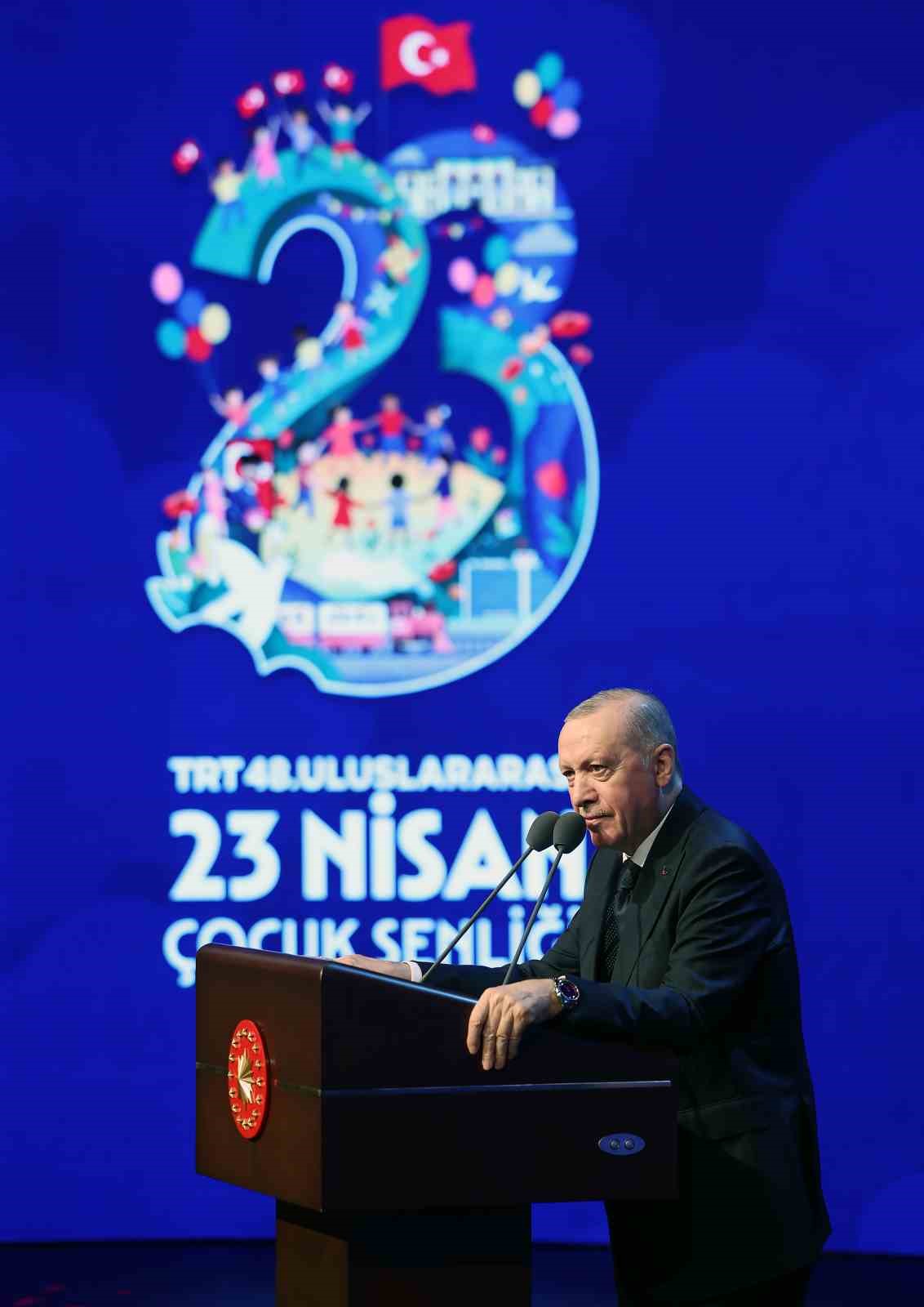 Cumhurbaşkanı Erdoğan: "İnsanlık zincirinin ebediyet halkası olan siz &ccedil;ocuklarımız geleceğimizi şekillendireceksiniz"
