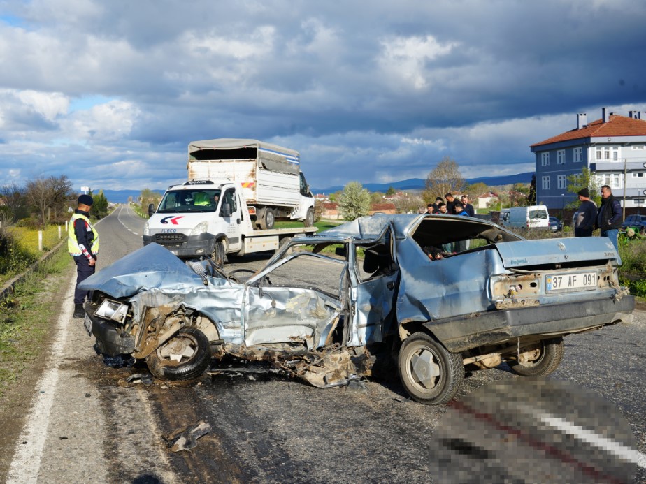 Kamyonetle &ccedil;arpışan Tofaş ikiye b&ouml;l&uuml;nd&uuml;, s&uuml;r&uuml;c&uuml; hayatını kaybetti
