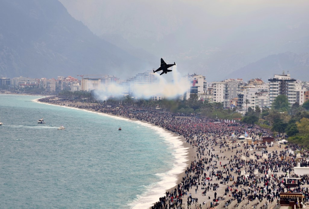 SOLOT&Uuml;RK Antalya&rsquo;da nefes kesti: 23 Nisan kutlamalarında g&ouml;ky&uuml;z&uuml; bayraklarla buluştu