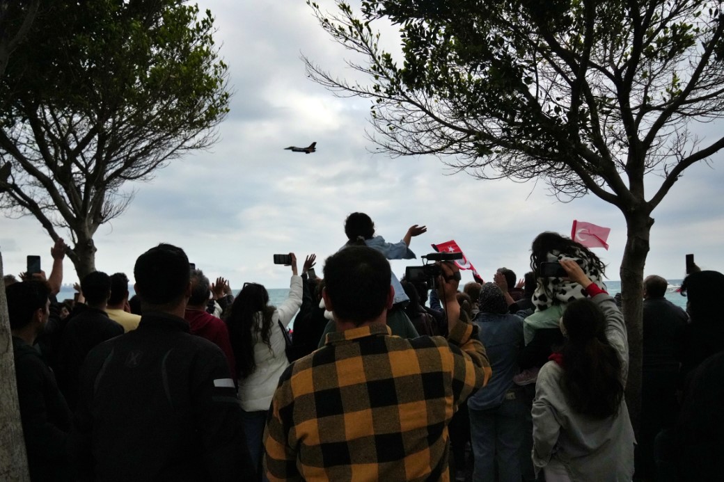 SOLOT&Uuml;RK Antalya&rsquo;da nefes kesti: 23 Nisan kutlamalarında g&ouml;ky&uuml;z&uuml; bayraklarla buluştu