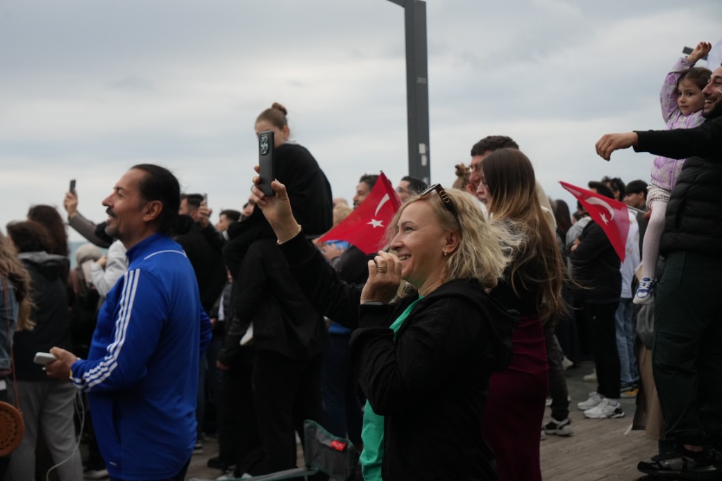 SOLOT&Uuml;RK Antalya&rsquo;da nefes kesti: 23 Nisan kutlamalarında g&ouml;ky&uuml;z&uuml; bayraklarla buluştu