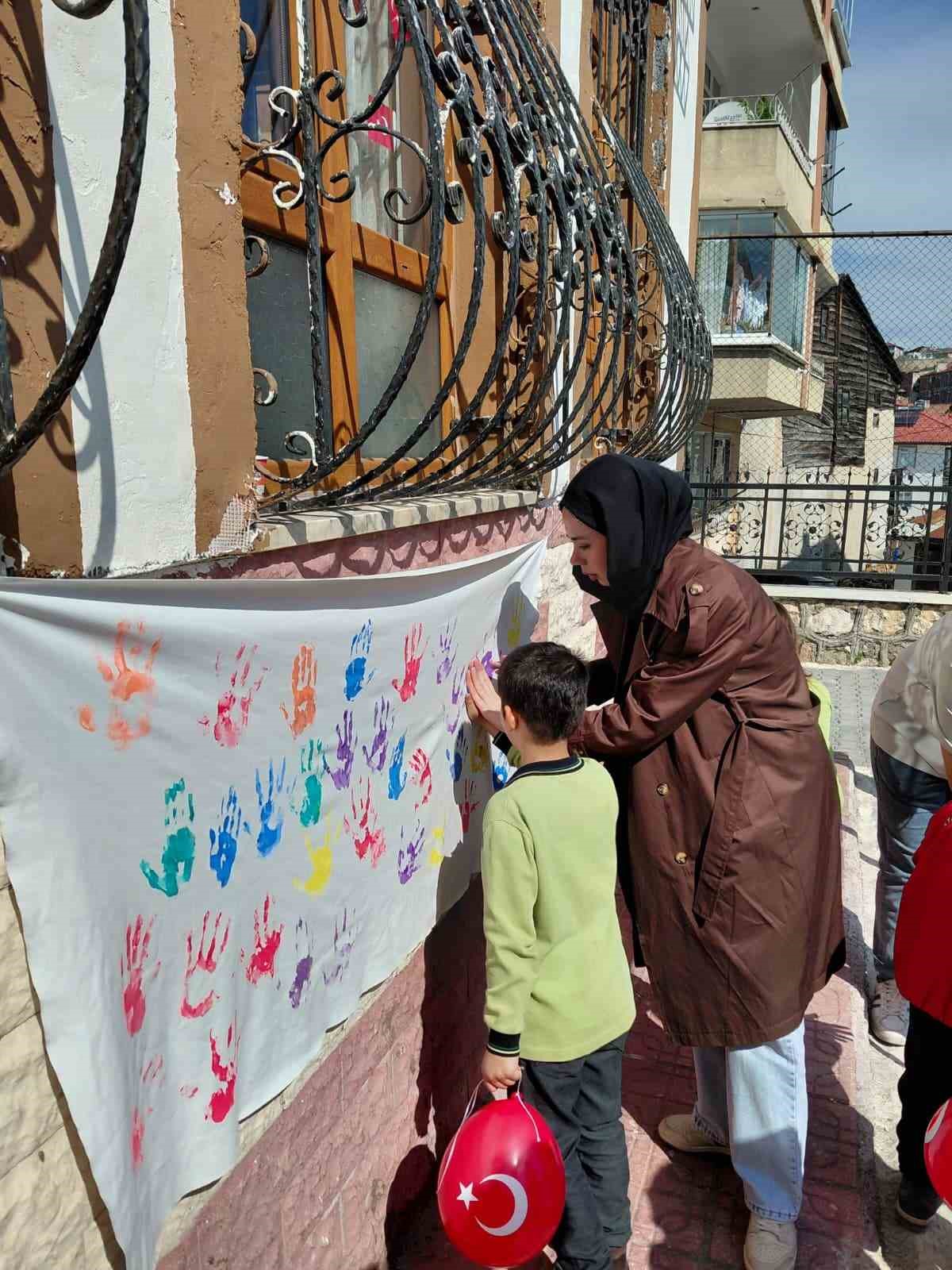 &Ccedil;ocuklar 23 Nisan&rsquo;ı geleneksel oyunlarla kutladı
