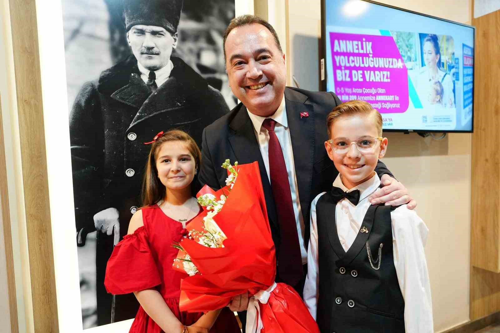 Başkan Dutlulu koltuğunu &ccedil;ocuklara emanet etti
