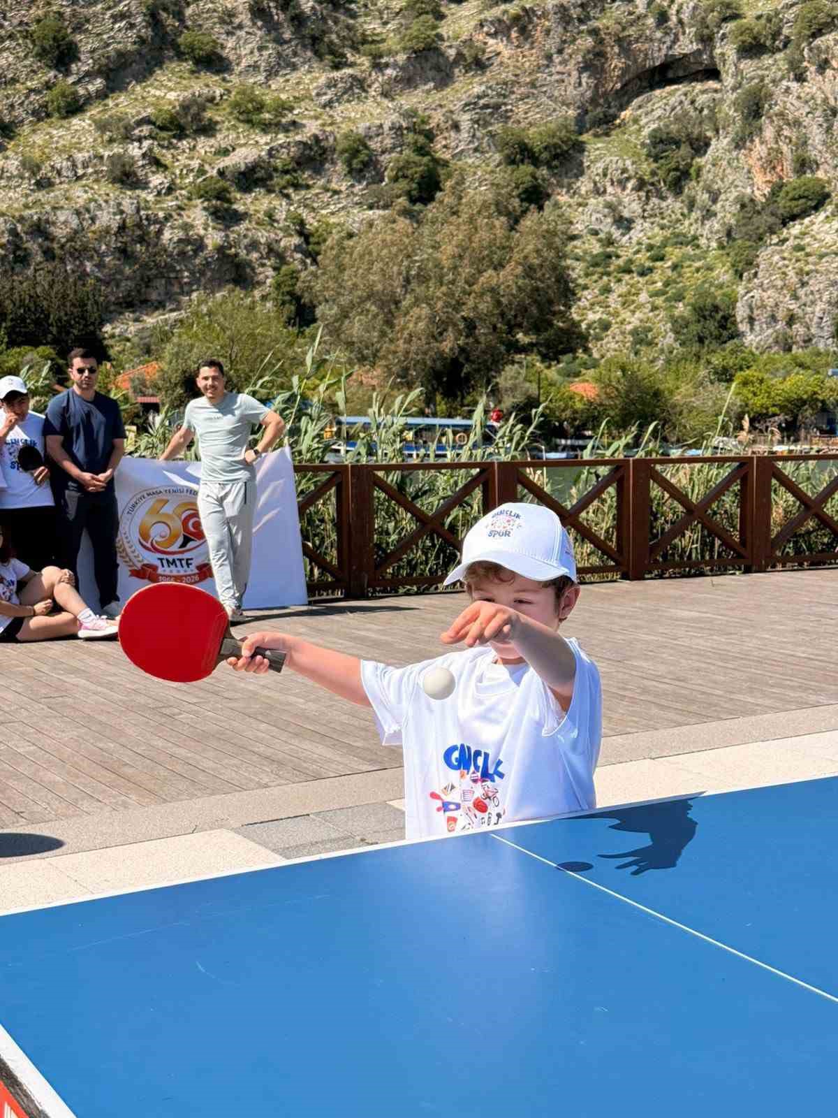 Dalyan&rsquo;da masa tenisi doğayla buluştu
