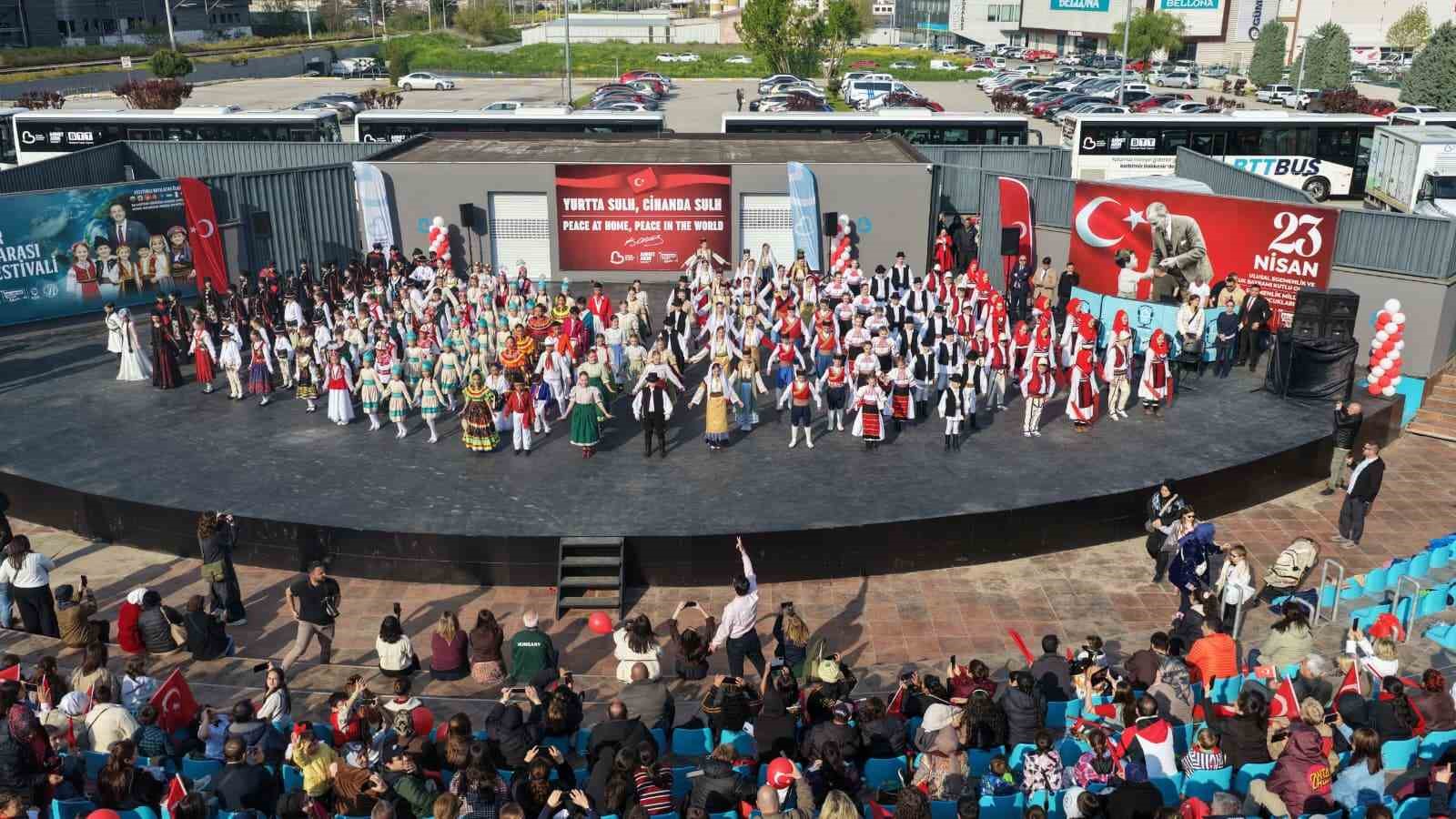 Balıkesir&rsquo;de 9 &uuml;lkenin &ccedil;ocukları aynı sahnede buluştu
