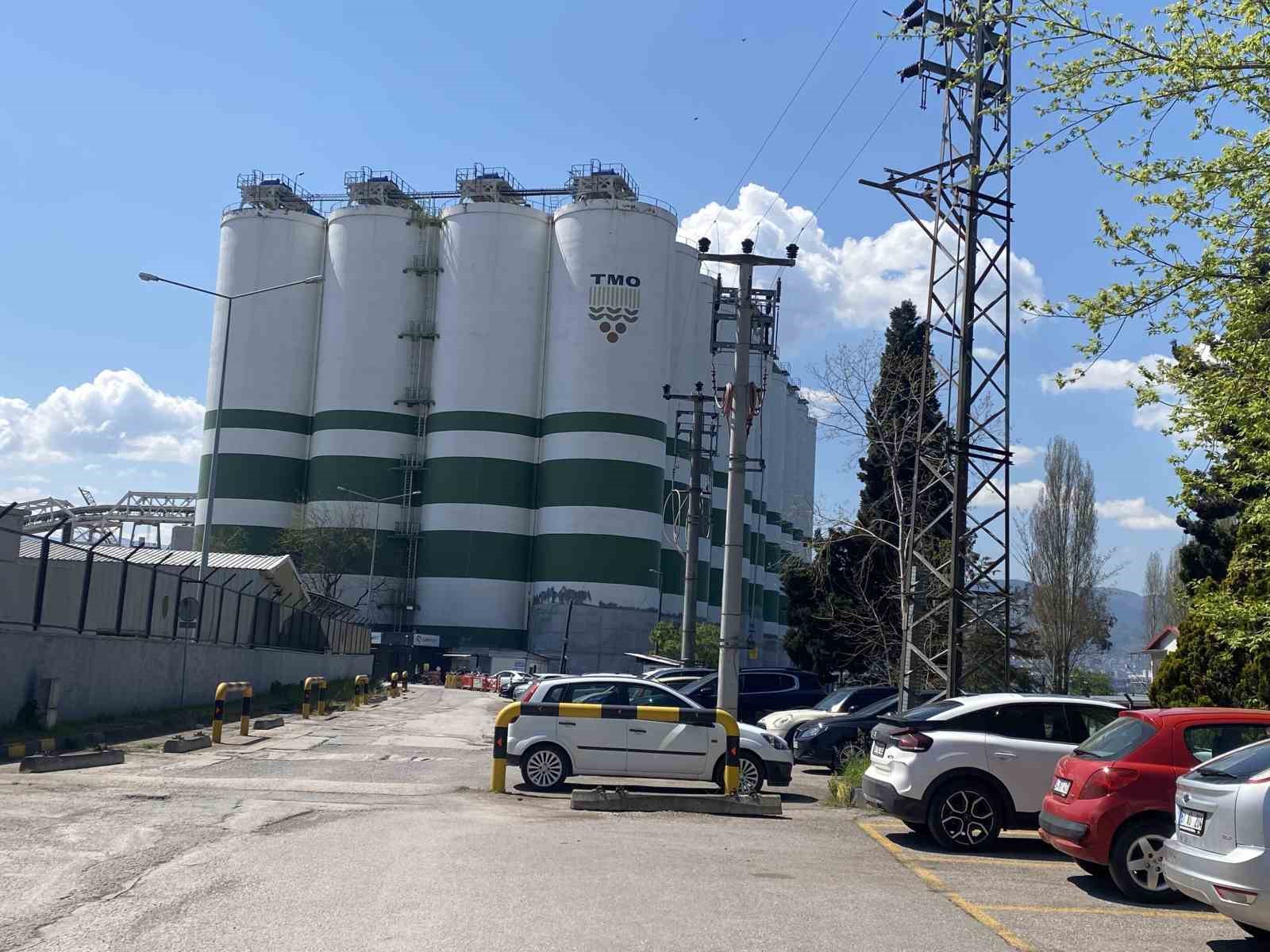 12. kattan d&uuml;şen iş&ccedil;i ağır yaralandı
