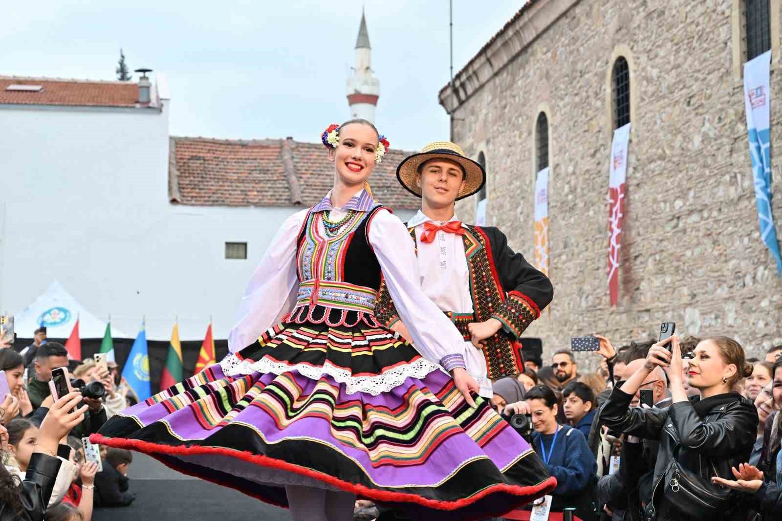Mesir Festivali&rsquo;nde k&uuml;lt&uuml;rlerin zarafeti podyuma taşındı
