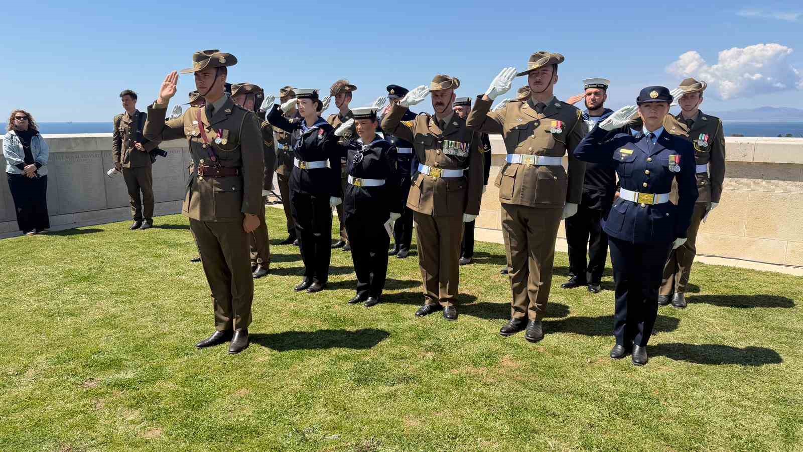&Ccedil;anakkale Kara Savaşları&rsquo;nın yıl d&ouml;n&uuml;m&uuml;nde Fransız ve İngiliz anıtlarında t&ouml;ren d&uuml;zenlendi
