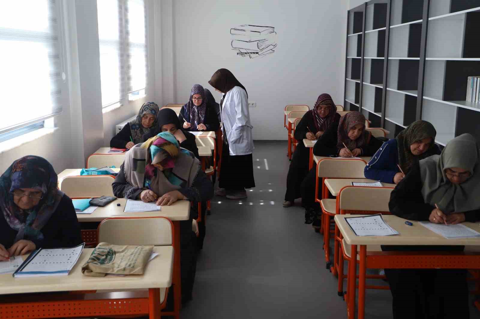 Battalgazi&rsquo;de yaşlı vatandaşlara okuma yazma desteği
