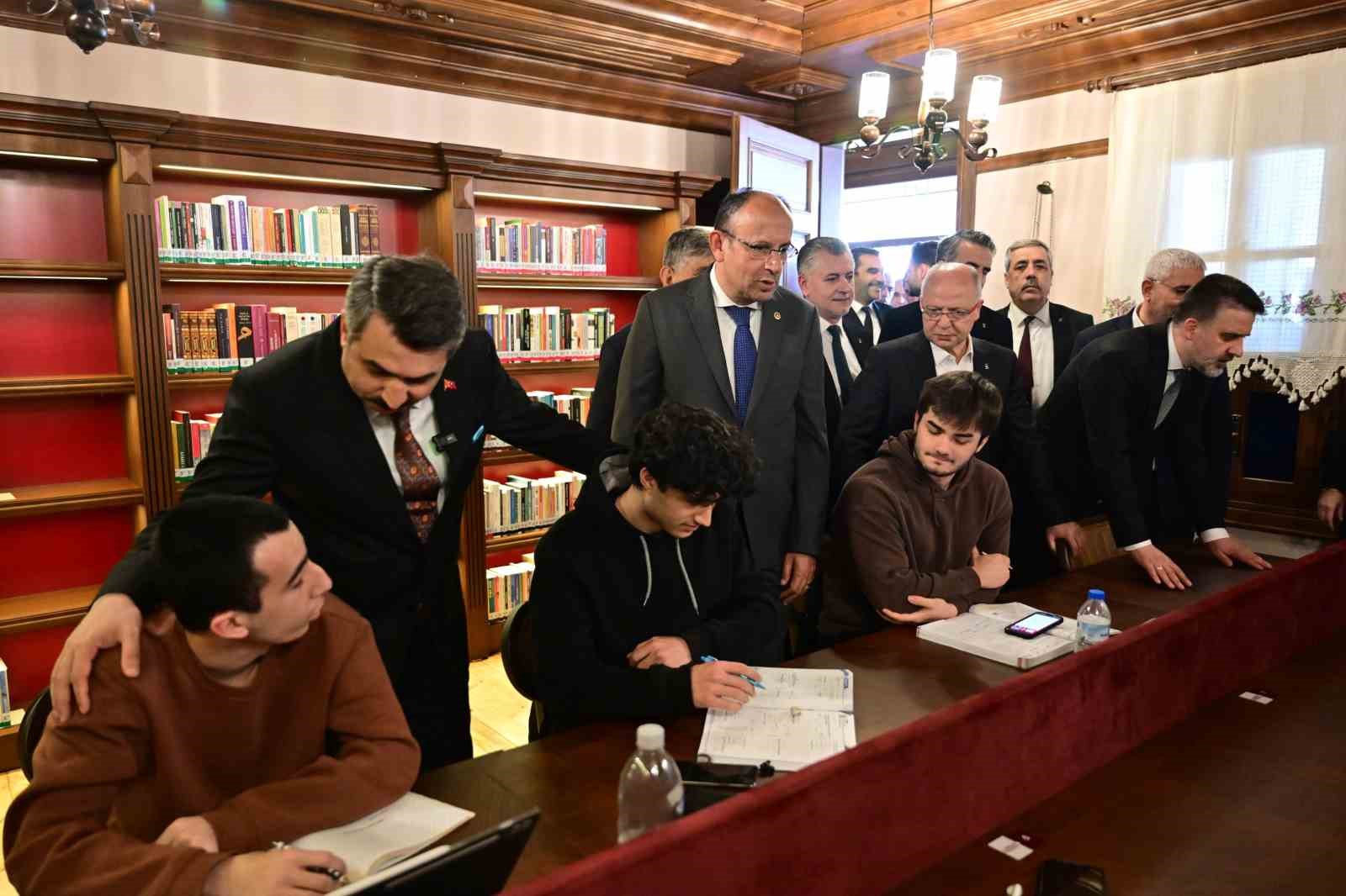 Emir Buhari yenilenen y&uuml;z&uuml;yle hizmete a&ccedil;ıldı
