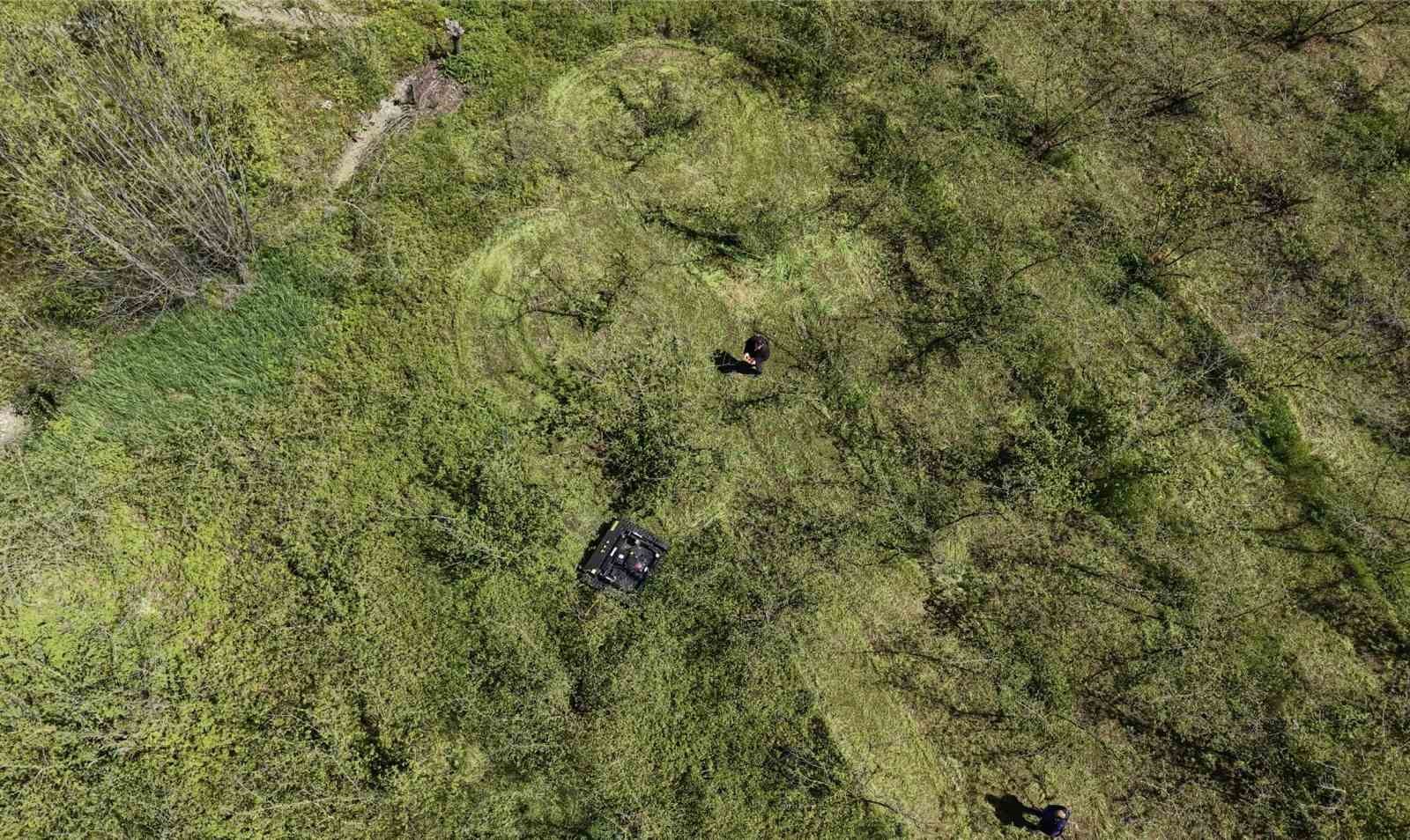 G&uuml;nler s&uuml;ren işi 3 saatte bitiriyor, &ccedil;ift&ccedil;i ise hayretle izliyor
