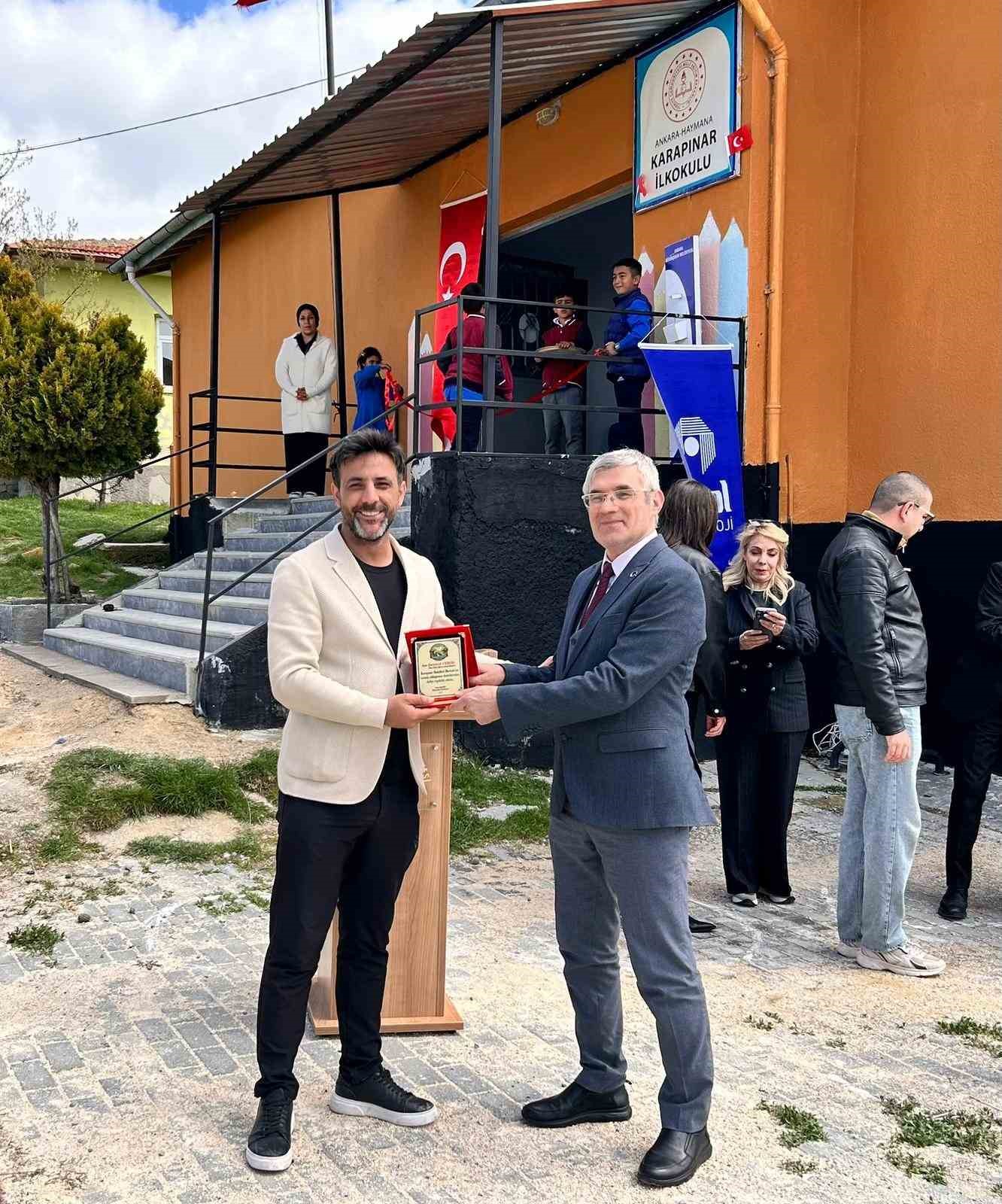 Gazetecilerden k&ouml;y okuluna k&uuml;t&uuml;phane
