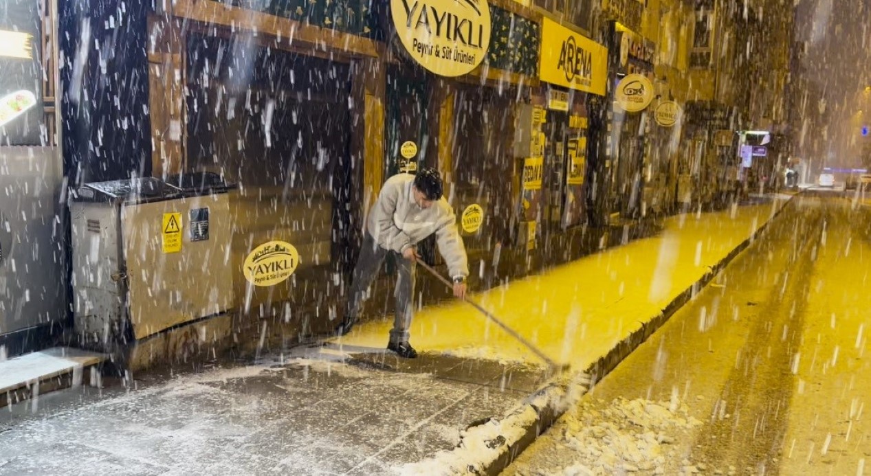 Sarıkamış&rsquo;a kış geri d&ouml;nd&uuml;: Kar kalınlığı 15 santimetreyi aştı
