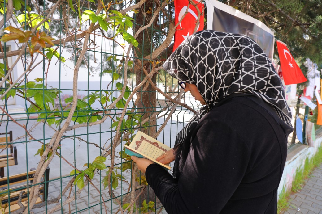 Saldırının yaşandığı okul &ouml;n&uuml;nde Kur&rsquo;an-ı Kerim okuyup g&ouml;zyaşı d&ouml;kt&uuml;