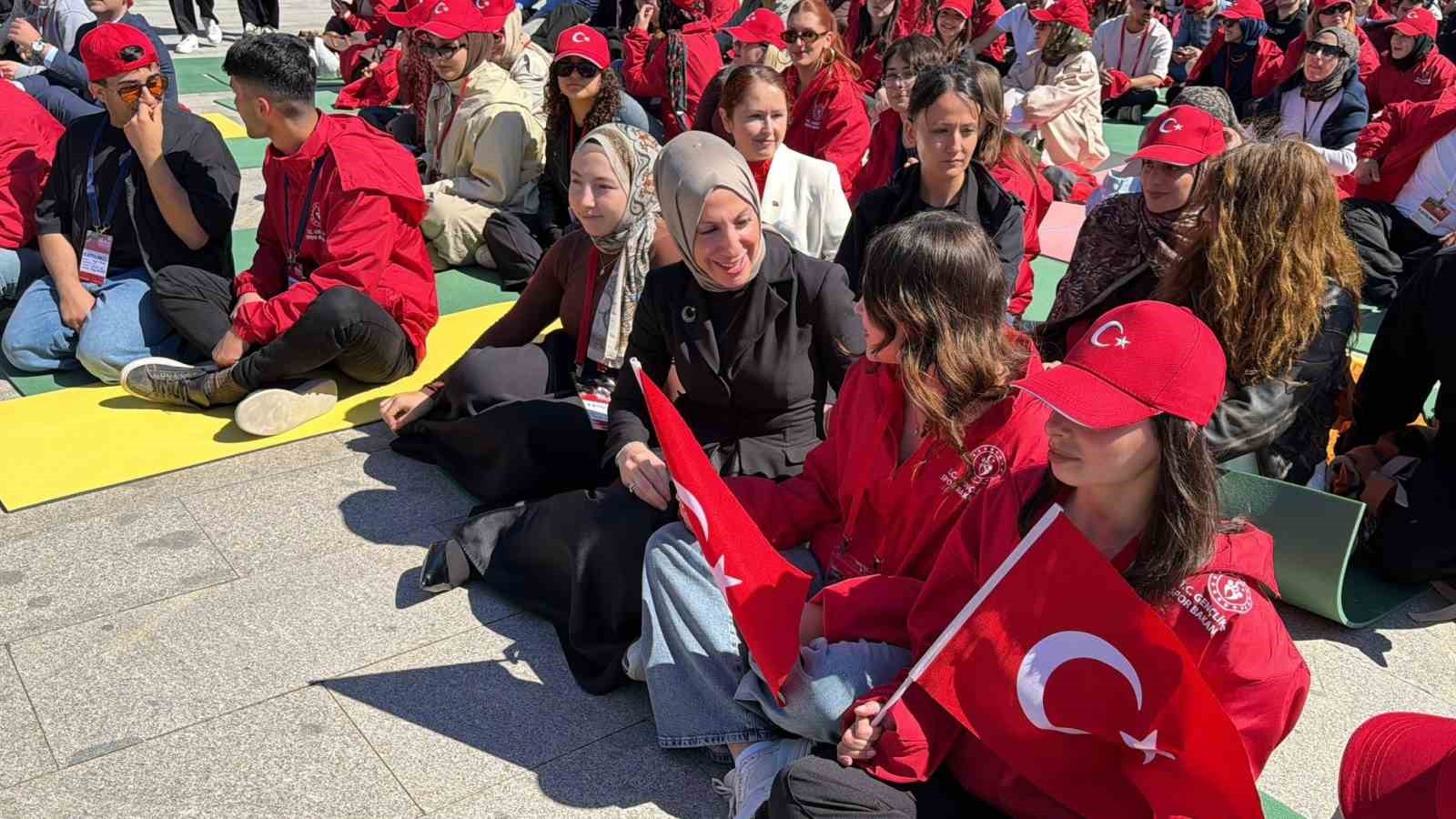 Gen&ccedil;lik ve Spor Bakan Yardımcısı G&uuml;rsoy: "Biz o ruhu diri tuttuğumuz s&uuml;rece ne bayrak iner ne bu millet geri adım atar"
