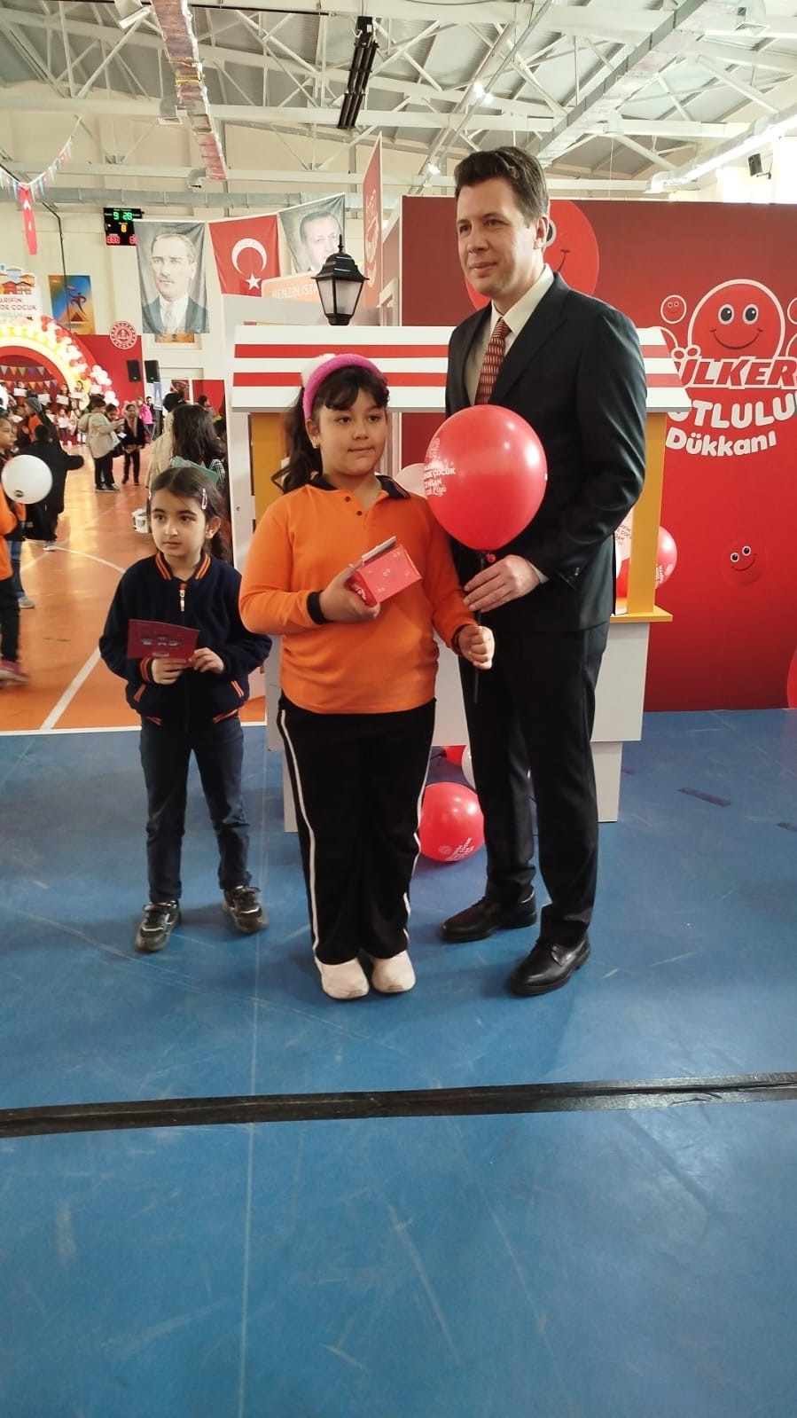 Kaymakam Kızılg&uuml;neş, miniklerle doktor &ouml;nl&uuml;ğ&uuml; giydi
