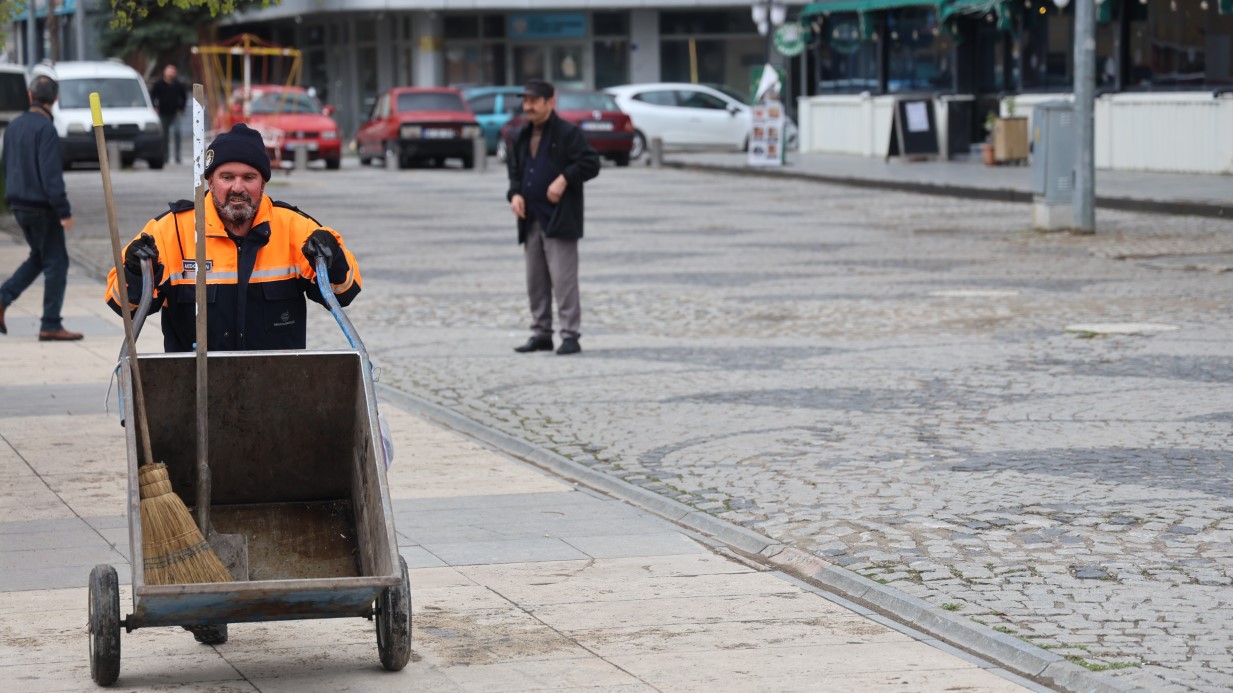 Temizlik iş&ccedil;isinden &ouml;rnek davranış: 150 bin TL&rsquo;lik altını sahibine ulaştırdı