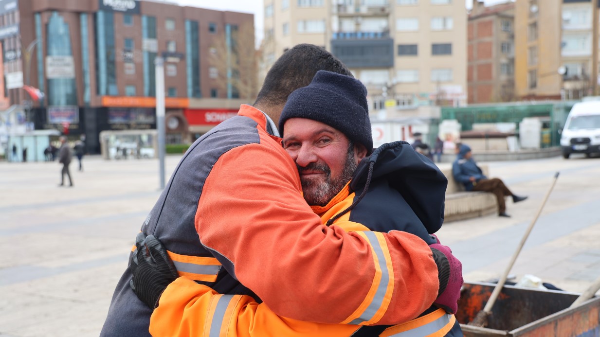 Temizlik iş&ccedil;isinden &ouml;rnek davranış: 150 bin TL&rsquo;lik altını sahibine ulaştırdı