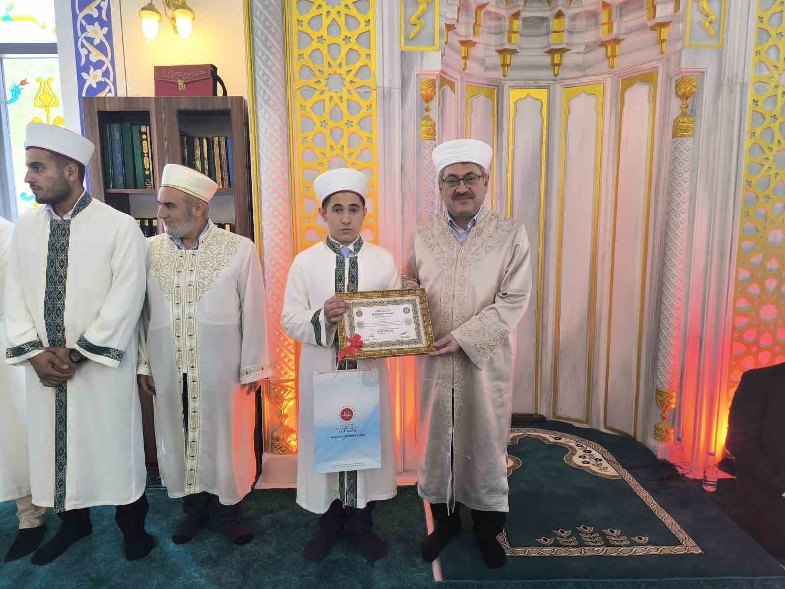 Sekiz gen&ccedil; hafıza belgeleri verildi
