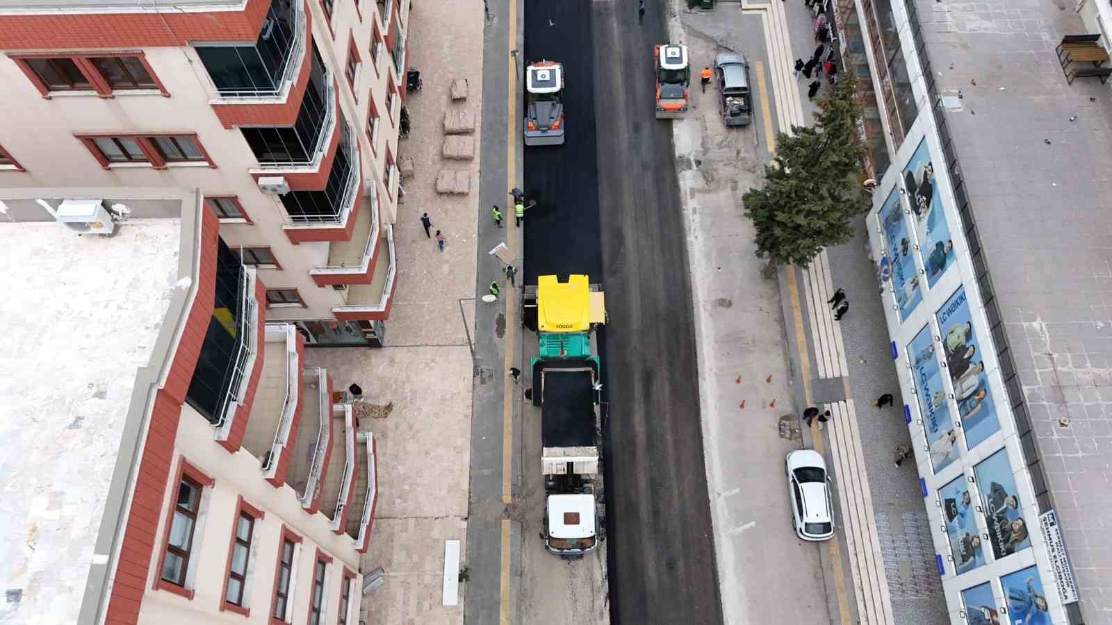 Mardin B&uuml;y&uuml;kşehir Belediyesi, asfalt ve yol yenileme seferberliği başlattı
