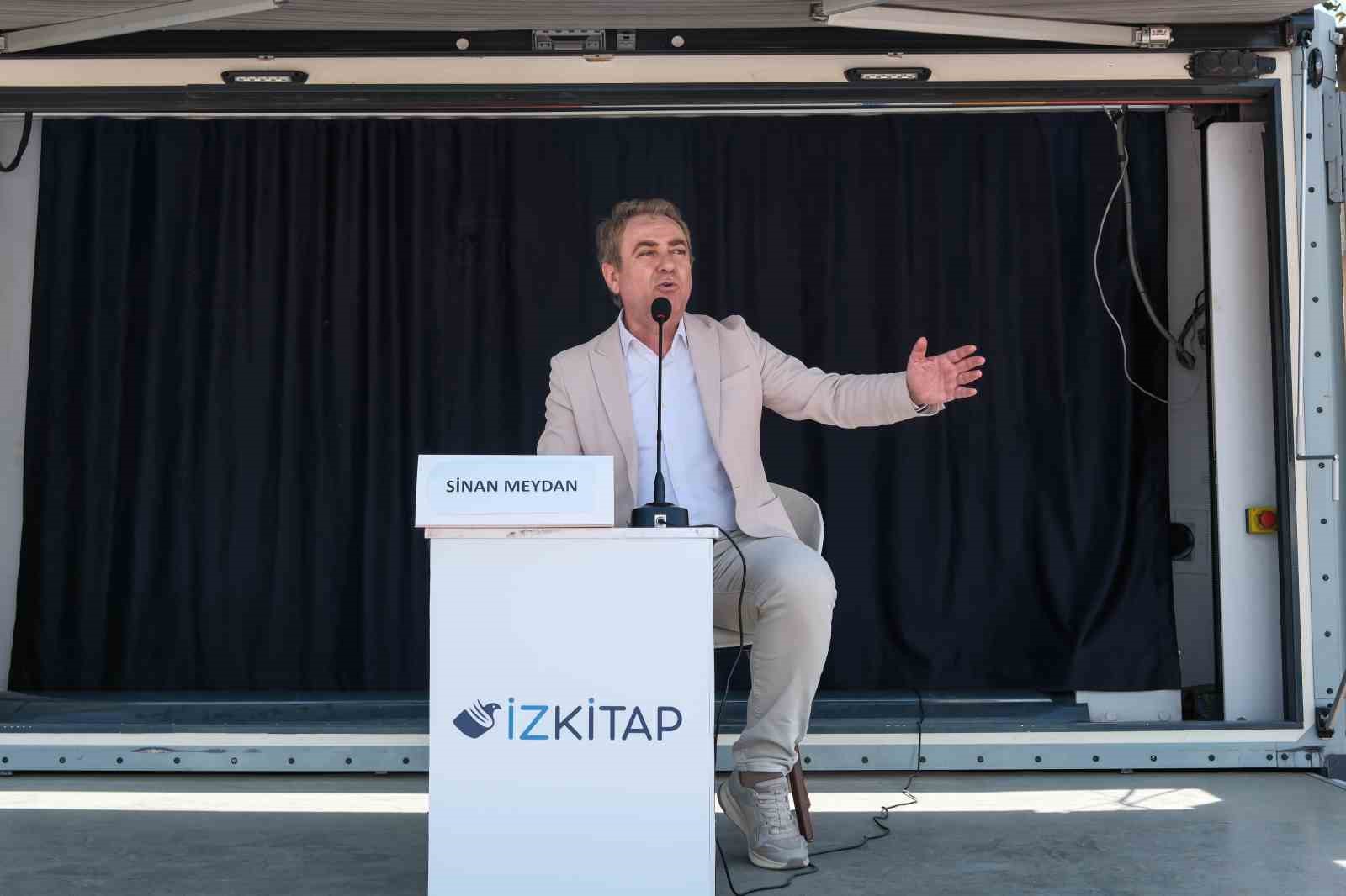 İZKİTAP&rsquo;ta edebiyat ş&ouml;leni yaşanıyor
