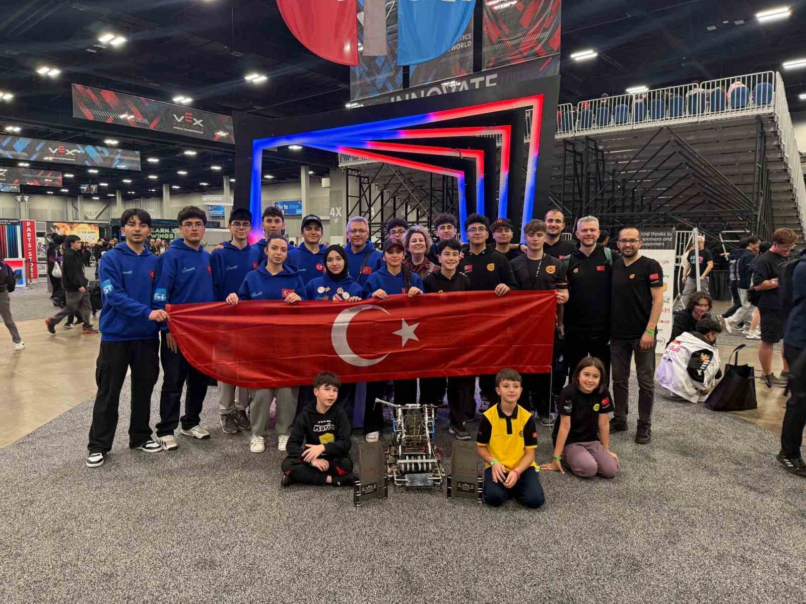 Arnavutk&ouml;yl&uuml; gen&ccedil;ler ABD&rsquo;de d&uuml;zenlenen &lsquo;D&uuml;nya Robot Şampiyonası&rsquo;nda&rsquo; &uuml;lkemizi temsil etti
