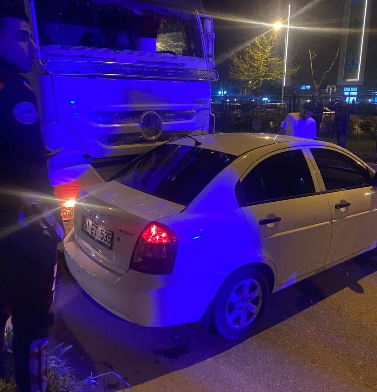 Kamyon otomobili s&uuml;r&uuml;kledi
