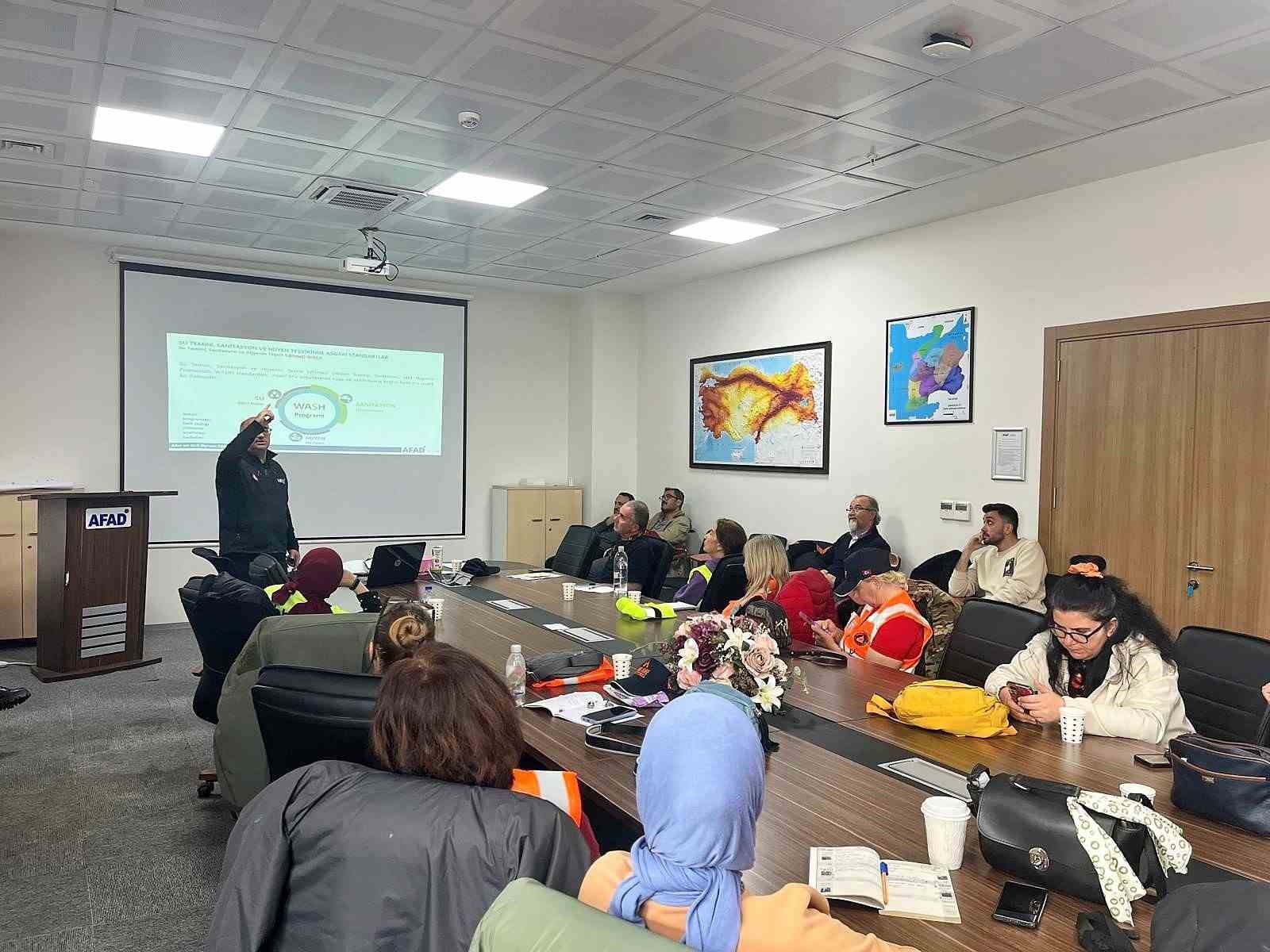 &Ccedil;anakkale&rsquo;de 51 AFAD g&ouml;n&uuml;ll&uuml;s&uuml; eğitimini başarıyla tamamladı
