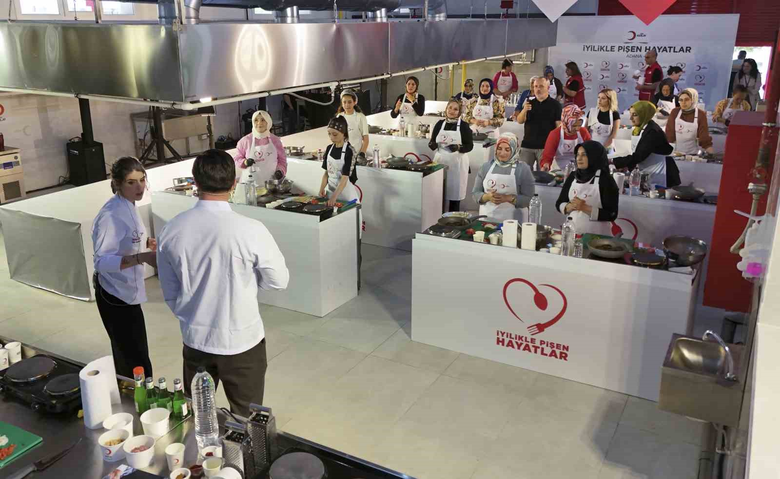 Adana&rsquo;da kadınlar aş&ccedil;ılık at&ouml;lyesinde eğitim aldı
