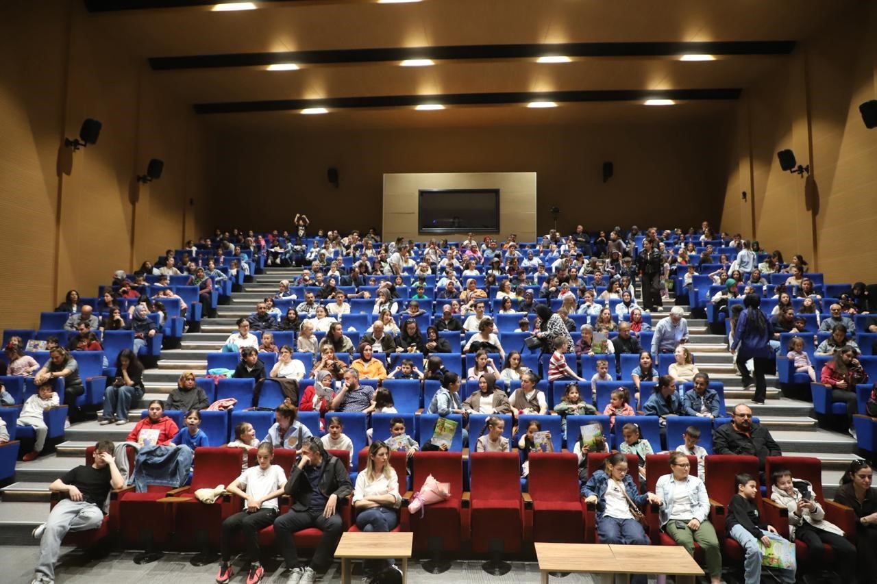 Turgutlu&rsquo;da minik oyuncular b&uuml;y&uuml;ledi
