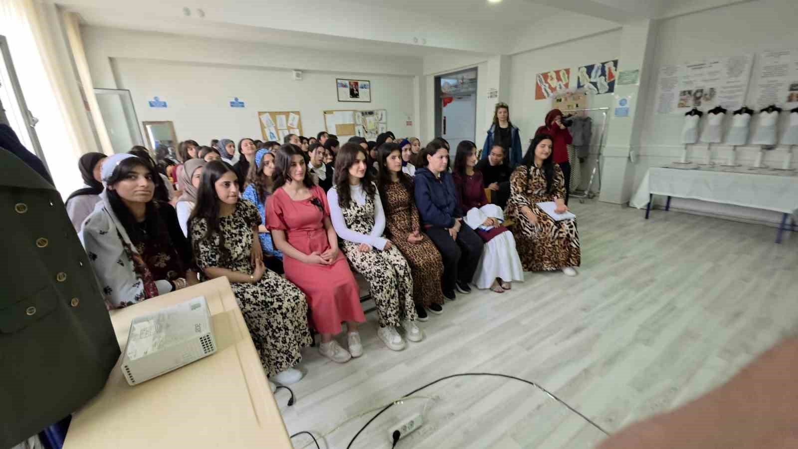 Gen&ccedil; tasarımcılar usta isimle bir araya geldi
