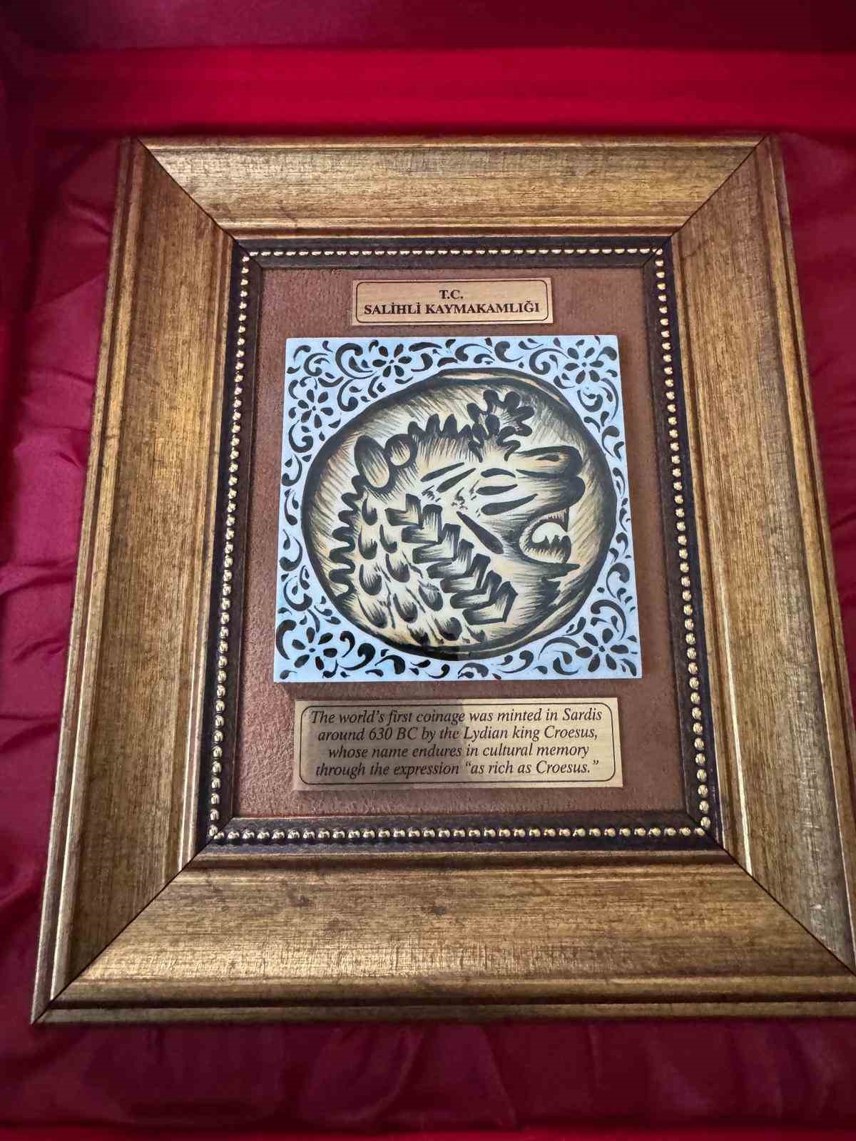 Salihli&rsquo;den Miami Başkonsolosu&rsquo;na Sardes Hediyesi
