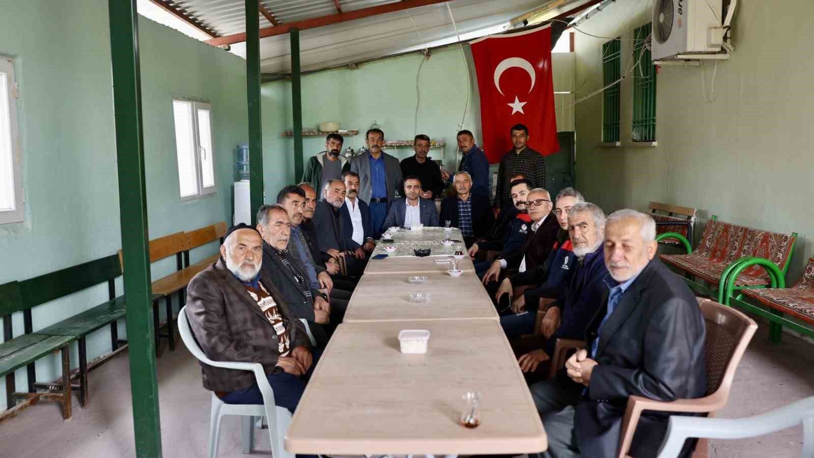 Ak&ccedil;adağ Belediye Başkanı Ulutaş, doludan etkilenen &uuml;reticileri ziyaret etti
