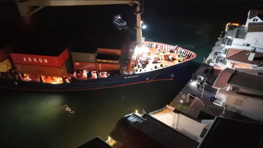 Sarıyer&rsquo;de yalıya metreler kala karaya oturan konteyner gemisi y&uuml;zd&uuml;r&uuml;ld&uuml;