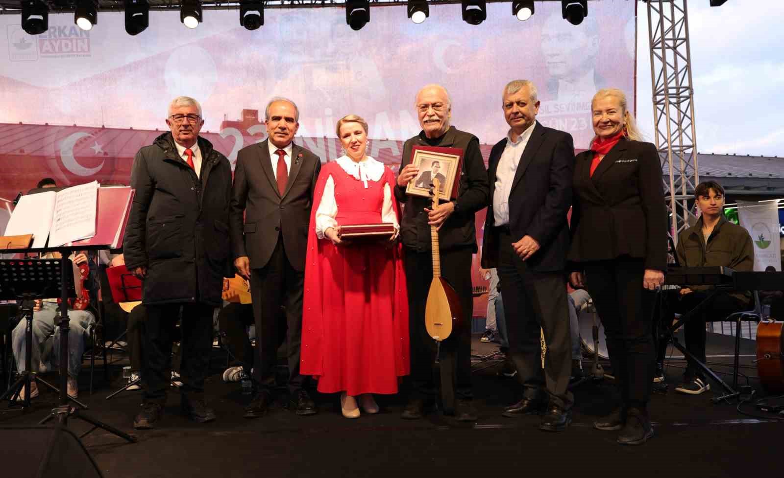 Usta sanat&ccedil;ı Cahit Berkay gen&ccedil;lerle aynı sahneyi paylaştı
