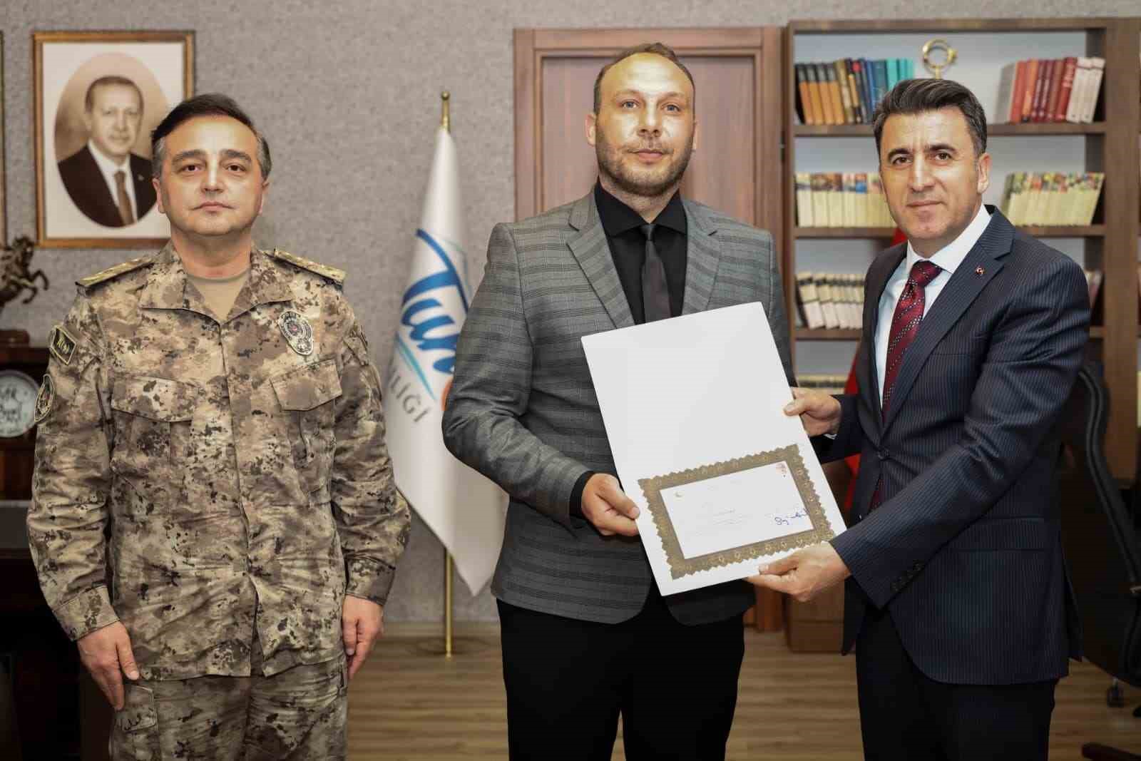 Tunceli&rsquo;de boğulma tehlikesi ge&ccedil;iren &ccedil;ocuğu kurtaran polisler &ouml;d&uuml;llendirildi
