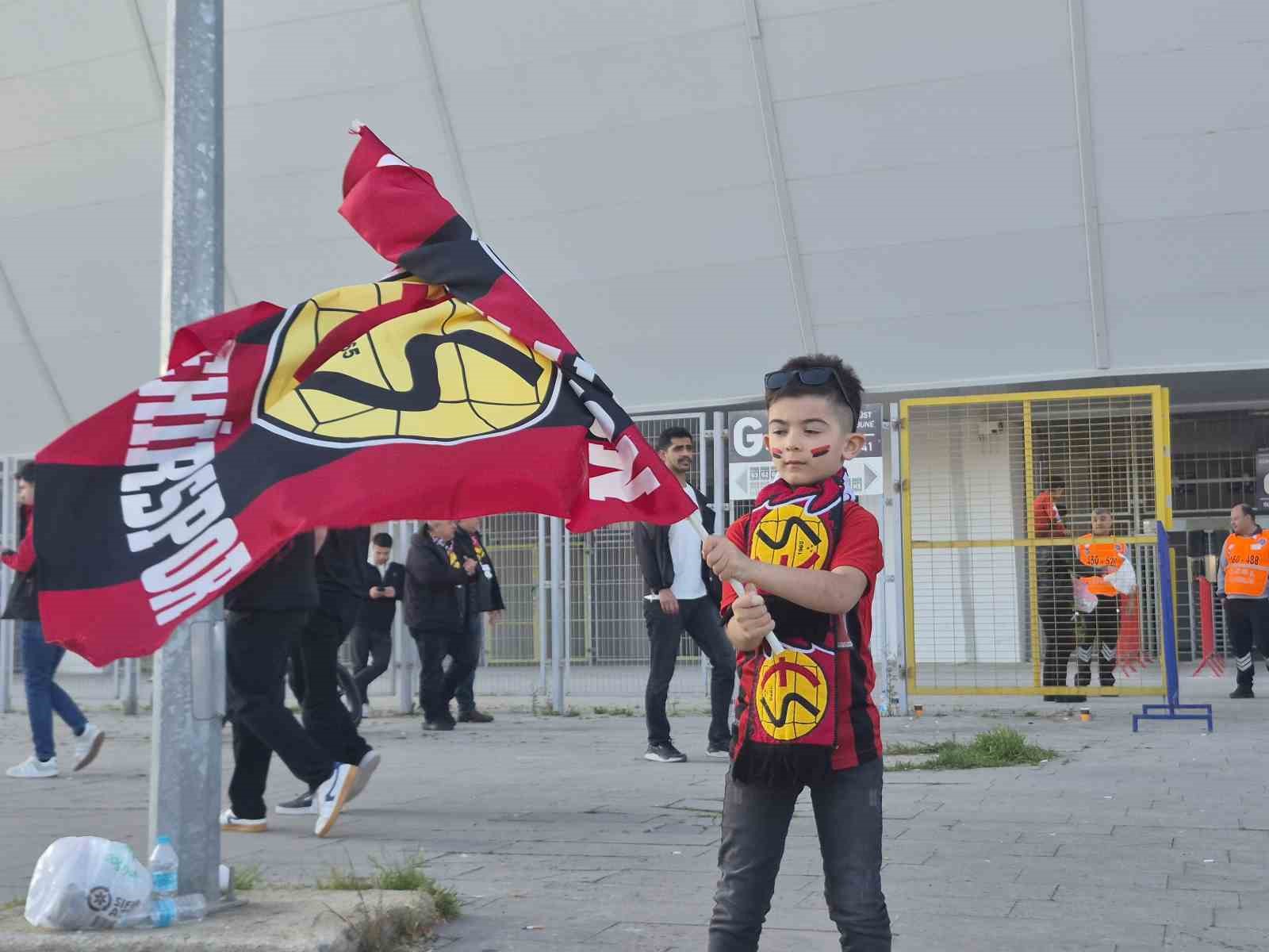 Eskişehirspor&rsquo;a kumbarasını bağışlayan minik Buğra takımını yalnız bırakmıyor
