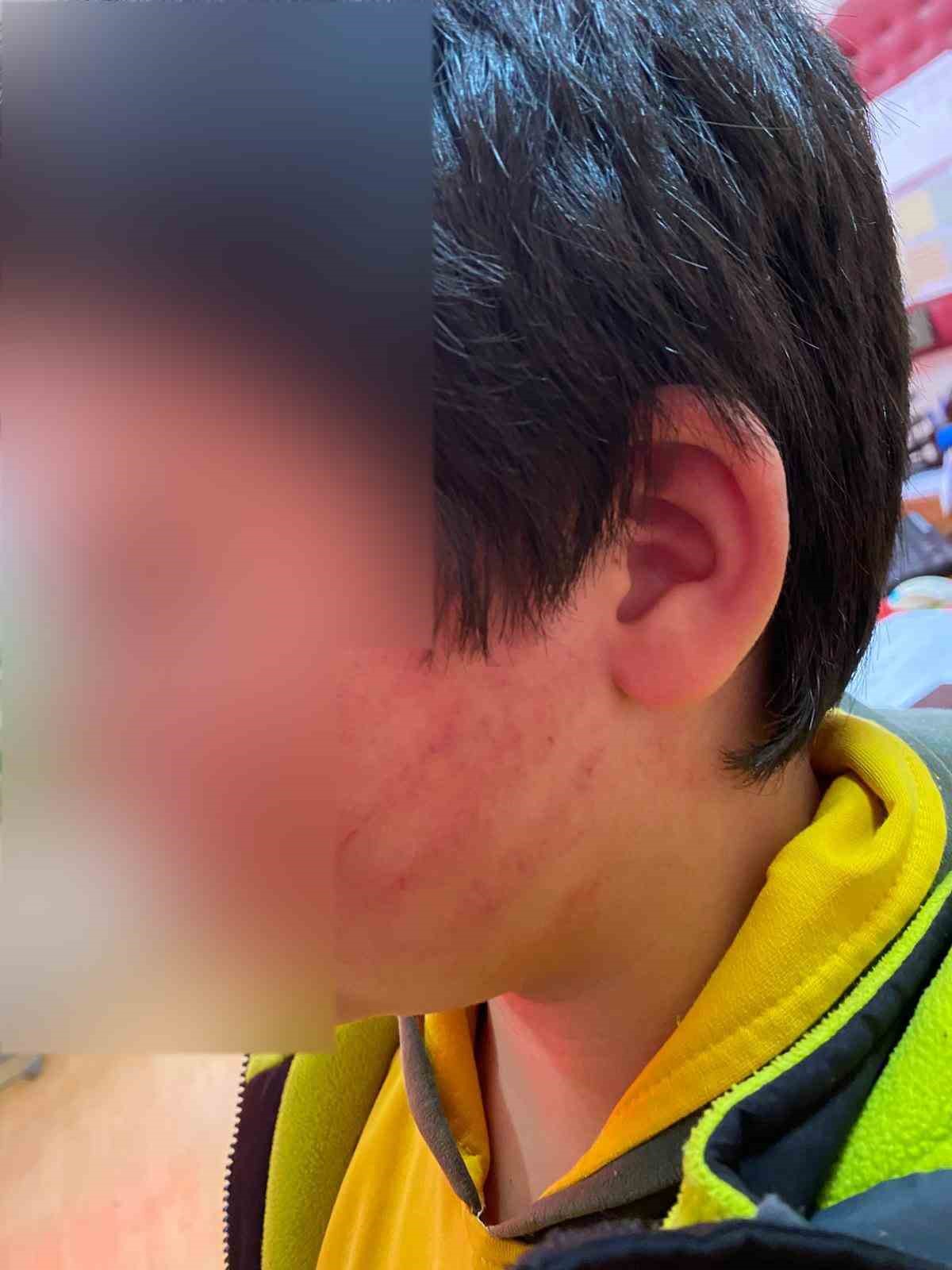 İlkokul &ouml;ğrencilerinin sıra tartışmasında okula gelen baba, anne ve babaanne 2 &ccedil;ocuğu darp etti
