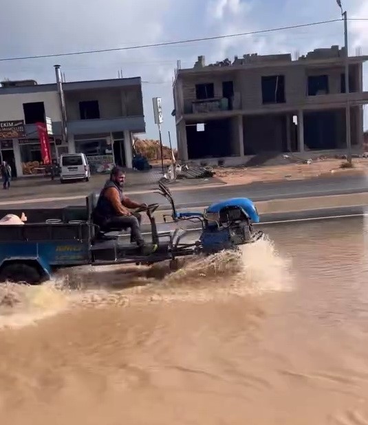 Kahta&rsquo;ya bağlı Narince&rsquo;de yağış sonrası yollar g&ouml;le d&ouml;nd&uuml;
